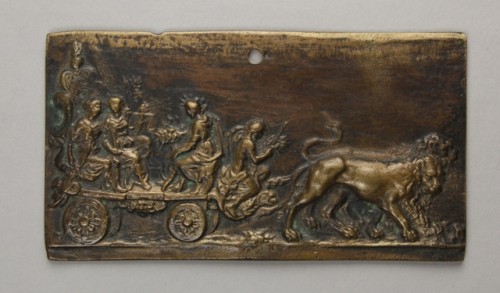 Plaquette met voorstelling van platte wagen met vier vrouwen, getrokken door twee leeuwen